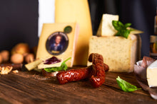 Lade das Bild in den Galerie-Viewer, Kasplatzl Kirchberg in Tirol Almschmankerl Kaminwurzen Speck Selchwaren aus eigener Landwirtschaft