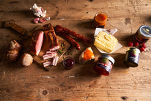 Lade das Bild in den Galerie-Viewer, Kasplatzl Kirchberg in Tirol Almschmankerl Kaminwurzen Speck Selchwaren aus eigener Landwirtschaft