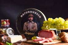 Lade das Bild in den Galerie-Viewer, Kasplatzl Kirchberg in Tirol Almschmankerl Karreespeck Speck Selchwaren aus eigener Landwirtschaft Naturbursch Schnittkäse Trauben