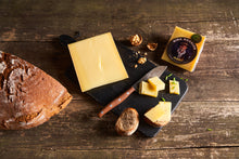 Lade das Bild in den Galerie-Viewer, Kasplatzl Hartkäse Oida Buggler Kirchberg in Tirol 14 Monate gereift Bergkäse Brotlaib