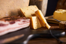 Lade das Bild in den Galerie-Viewer, Kasplatzl Kirchberg in Tirol Schnittkäse Lausbua Pfeffer Bio Almkäse Almschmankerl