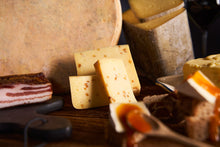 Lade das Bild in den Galerie-Viewer, Kasplatzl Kirchberg in Tirol Schnittkäse Lausbua Bochshornklee Bio Almkäse Almschmankerl