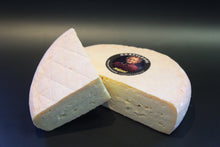 Lade das Bild in den Galerie-Viewer, Kasplatzl Kirchberg in Tirol Biokäse Rotkultur-Weichkäse ein starkes Stück Natur butterweich von der Alm
