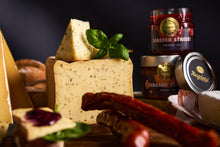 Lade das Bild in den Galerie-Viewer, Kasplatzl Kirchberg in Tirol Schnittkäse Lausbua Schnittlauch frisch & kräftig Bio-Käse von der Alm