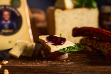 Lade das Bild in den Galerie-Viewer, Kasplatzl Kirchberg in Tirol Schnittkäse Lausbua Basilkium-Käse Bio Almkäse Almschmankerl