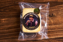 Lade das Bild in den Galerie-Viewer, Kasplatzl Kirchberg in Tirol ein starkes Stück Natur Rotwein-Schnittkäse Schluckspecht von der Alm Bio-Käse kräftig & fruchtig