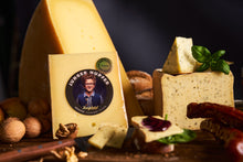 Lade das Bild in den Galerie-Viewer, Kasplatzl Hartkäse Junger Hupfer Kirchberg in Tirol 6 Monate gereift Bergkäse Käselaib