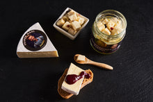 Lade das Bild in den Galerie-Viewer, Kasplatzl Kirchberg in Tirol Weichkäse Camembert Feiner Maxl fein nussig Gschtiaschts Dianei Frischkäse mit Kräutern und Knoblauch